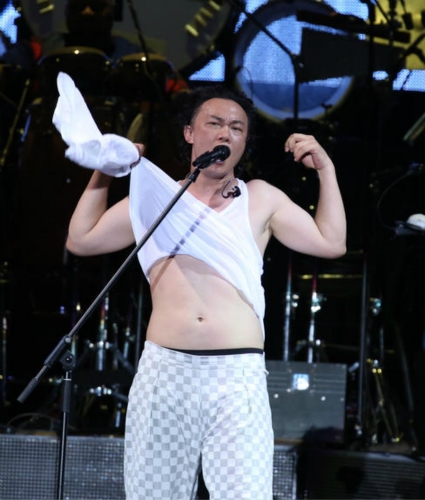 跑步不见成效？陈奕迅演唱会撩衣 露出白胖肚腩(图)