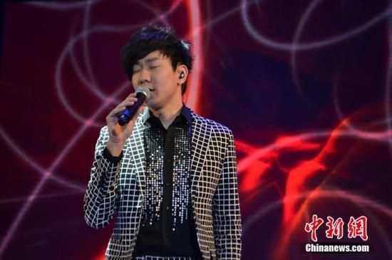 林俊杰曾年少轻狂叛逆 靠打高尔夫和爸爸解心结