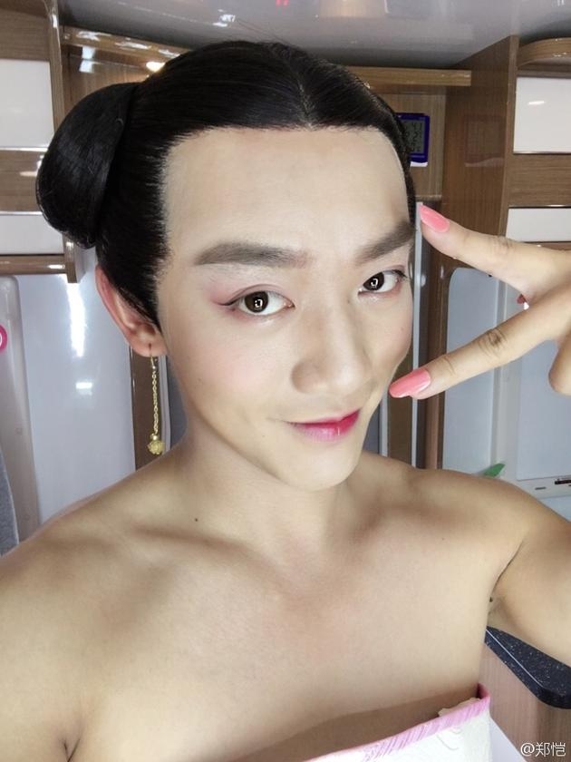 何方妖孽？郑恺露香肩扮宫女 妆容粉嫩(图)