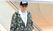 79岁谢贤车祸伤后首现身 上下车行动自如