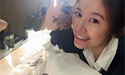 林心如婚前胃口大增 素颜吃鸡腿开怀甜笑