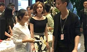 刘诗诗现身双陈婚礼 陈晓舅舅私心要签名