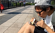 邓超为了满足粉丝“愿望” 真跑去天桥贴膜了