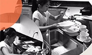 张艺谋女儿暑假在家洗碗 美人胚子初现模样