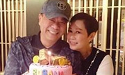 欧阳震华捧蛋糕为妻子庆生：身体健康永远幸福