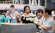 杨幂机场插队赶飞机 摘眼镜急解释获乘客谅解