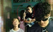 王宝强独自牵小孩 马蓉却在背后和宋喆说悄悄话