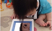 林志颖小儿子看镜子里的自己，这画面有点萌