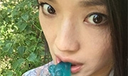 偷吃零食还卖萌！舒淇与小熊咬耳朵