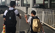 张艺谋妻子送孩子上学 感慨：陪伴是爱放手更是