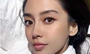 Angelababy穿浴袍性感自拍 大眼似芭比娃娃