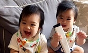 林志颖双胞胎儿子九个月了 萌笑露乳牙超可爱