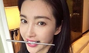 女神自拍有新招！李冰冰示范“国际微笑”超美