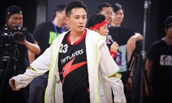 球技不离线！刘烨变画风 化身认真队长.JPG