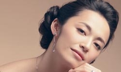 姚晨挺孕肚带儿子探班老公 曹郁工作间隙陪玩