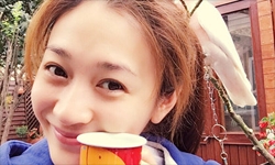 自然美！暖阳加柔光 李小冉惬意感受秋意浓