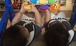 林志颖晒双胞胎儿子近照 俩小家伙“四手联弹”