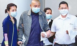 65岁富豪刘銮雄病情好转 甘比忙于照顾疲惫不堪