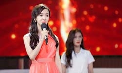 娄艺潇亮相金鹰节开幕 讲述电视人“荧幕造梦”