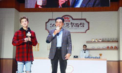鹿晗自曝爱吃辣 化身大厨为粉丝煮面