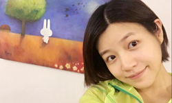 孕妈陈妍希晒素颜自拍 头发短了一截脸圆了一圈