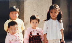Baby晒童年大眼萌照，从小就是个美Baby