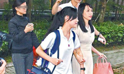 教育子女不相同 甘比接地气吕丽君带女儿见霍金