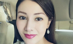 46岁李嘉欣皮肤白皙似少女 身露肩礼服大秀锁骨