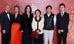 刘嘉玲晒一家人合影 侄子颜值超高帅气逼人