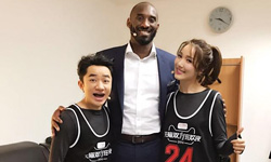 王祖蓝夫妇跟科比合影 被调侃是矮富美