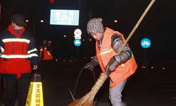 张一山亲自参与公益扫大街 发文感谢环卫工人