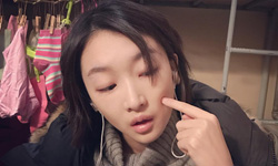 影后周冬雨晒自拍 身后粉色内裤和袜子成最大亮点