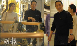 张艺谋带太太香港购物 帮拎东西展温柔一面