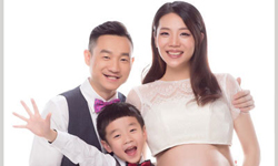 杨威晒老婆孕肚照 一家五口其乐融融