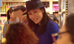 李嘉欣简装出行身材纤细 带儿子买玩具母爱十足