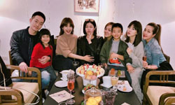 杨丞琳轻抚陈妍希八月孕肚 准妈妈一脸幸福甜蜜