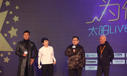 李亚鹏现身支持好友创业 羡慕其61岁生儿子