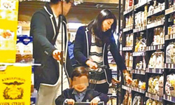 郭晶晶一家亮相超市 儿子霍中曦一刻也离不开妈妈