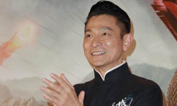 刘德华凌晨抵港乘车急送医院 朱丽倩被曝全程伴夫