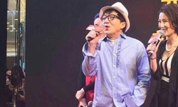 成龙路演遇疯狂影迷从高台跳落，发文呼吁要理智追星
