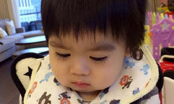 林志颖儿子第一次吃面条 低头吸食样子萌翻了