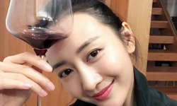 王鸥回家过年与友人聚餐 笑称怕变王胖子