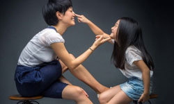 8岁爱马给马伊琍讲起自拍技巧 那是一套一套的