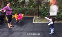 林志颖小儿子太可爱 逛公园与婆婆街头尬舞