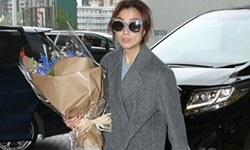 郑秀文捧着鲜花看望刘德华 还给华仔女儿发了红包