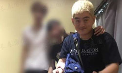 赵本山20岁儿子近照曝光 满头黄发长相酷似老爸