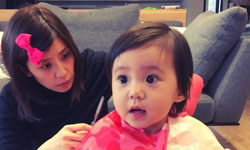 贾静雯为女儿剪头发 怀孕九个多月脸还那么瘦