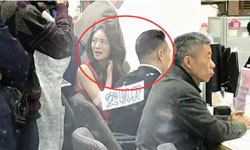 安以轩与富商男友领证现场照曝光 闺蜜在场见证