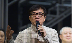 成龙忆母亲泪崩：最风光时母亲却在给别人擦地