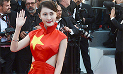 穿国旗装蹭红毯 网红致歉：我有一颗爱国的心